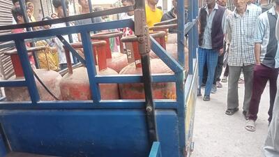 The driver of the loaded e-rickshaw fled after the incident. (HT PHOTO) The driver of the loaded e-rickshaw fled after the incident. (HT PHOTO)