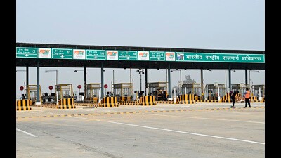 The police have booked manager of Sonepat’s Bhagan toll plaza and two other staff members for misbehaving with the staff of Kurukshetra MP Nayab Singh Saini, when he along with his staff was returning to Kurukshetra on Friday night after taking part in the proceedings of the Parliament. (HT File Photo/ Representational image)