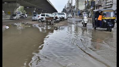 The waterlogged Ferozepur road in Ludhiana on Saturday. (Gurpreet Singh/HT) The waterlogged Ferozepur road in Ludhiana on Saturday. (Gurpreet Singh/HT)