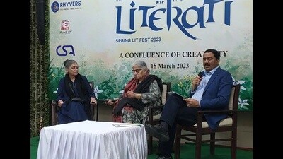 Theatre personalities Neelam Mansingh and Rani Balbir Kaur during the All the World’s a Stage session with Dr Puneet Girdhar (HT Photo)