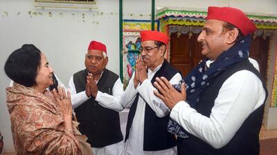 amajwadi Party chief Akhilesh Yadav met West Bengal chief minister Mamata Banerjee in Kolkata on Friday. (PTI) amajwadi Party chief Akhilesh Yadav met West Bengal chief minister Mamata Banerjee in Kolkata on Friday. (PTI)