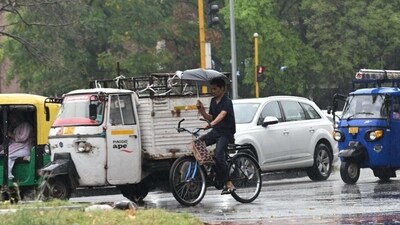 Commuters seen during rainfall in Chandigarh. (Ravi Kumar/ HT) Commuters seen during rainfall in Chandigarh. (Ravi Kumar/ HT)