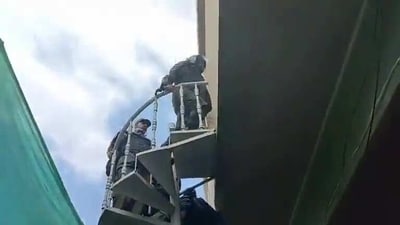 Police at ex Pakistan PM Imran Khan house. (@PTIofficial) Police at ex Pakistan PM Imran Khan house. (@PTIofficial)