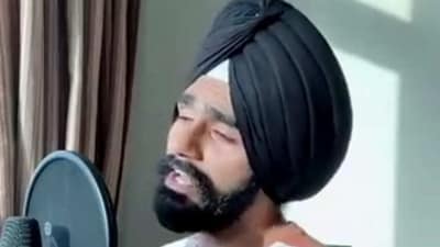 PM Modi praised the singer who sang the song 'Kesariya' in five languages. (Twitter)