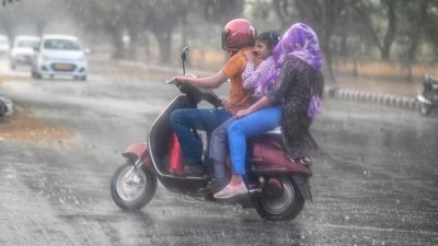 "The precipitation activity is predicted to peak on March 20. The wet spell will keep the mercury in check. Hailstorm is predicted in parts of northwest India, including Delhi-NCR, on March 20," Srivastava added.&nbsp; (HT Photo/Vipin Kumar)