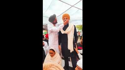 Father and mother of slain Punjabi Singar Sidhu Moose Wala with his statue during his first ‘barsi’ at Mansa on Sunday. (HT Photo/Sanjeev Kumar.) Father and mother of slain Punjabi Singar Sidhu Moose Wala with his statue during his first ‘barsi’ at Mansa on Sunday. (HT Photo/Sanjeev Kumar.)