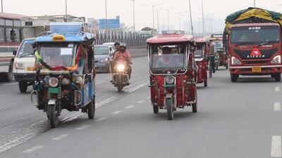 If any e-rickshaw is seen on national highway-9 from April onwards, Ghaziabad police will take action against it and the e-rickshaw will be seized. (Sakib Ali/HT Photo)