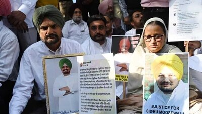 Punjabi singer Sidhu Moosewala’s parents Balkaur Singh Sidhu and Charan Kaur holding up placards during their protest outside the assembly in Chandigarh on Tuesday. (Ravi Kumar/HT) Punjabi singer Sidhu Moosewala’s parents Balkaur Singh Sidhu and Charan Kaur holding up placards during their protest outside the assembly in Chandigarh on Tuesday. (Ravi Kumar/HT)
