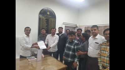 Several journalists from Haryana on Saturday night met Fatehabad deputy commissioner Jagdish Sharma and submitted a memorandum to him. (HT Photo)