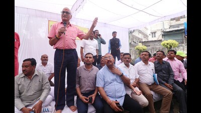Shailendra Dubey, leader of Vidyut Karmachari Samyukta Sangharsh Samiti announcing the end of the strike in Lucknow on Sunday. (HT PHOTO) Shailendra Dubey, leader of Vidyut Karmachari Samyukta Sangharsh Samiti announcing the end of the strike in Lucknow on Sunday. (HT PHOTO)