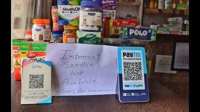 Shopkeepers had a hard time securing payments due to suspension of mobile net services in Ludhiana on Sunday. (Gurpreet Singh/HT)