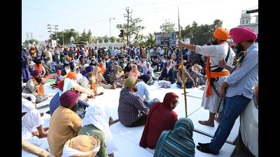 Sikh protesters blocking Sohana Chowk in Mohali on Sunday. (Keshav Singh/HT) Sikh protesters blocking Sohana Chowk in Mohali on Sunday. (Keshav Singh/HT)