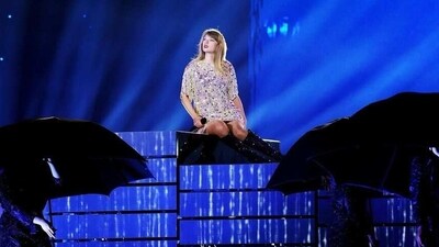 She wrote in her caption, I miss you like it was the very first night. Good thing we’re about to go onstage and do the whole thing again tonight. See you soon Glendale, Arizona.' 