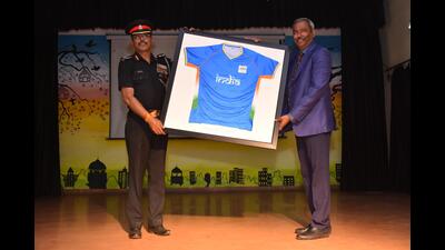 The school was presented a t-shirt signed by the Indian Hockey Team. (HT Photo) The school was presented a t-shirt signed by the Indian Hockey Team. (HT Photo)