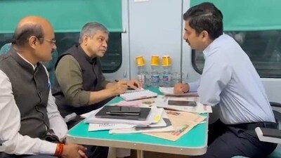 Railways minister Ashwini Vaishnaw inspecting the New Delhi-Ajmer Shatabdi Express. (Twitter)