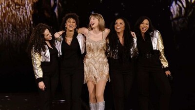 Taylor Swift had worn a similar look during her Speak Now tour. 