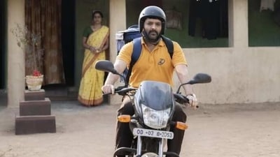 Kapil Sharma and Shahana Goswami in a still from Zwigato. Kapil Sharma and Shahana Goswami in a still from Zwigato.