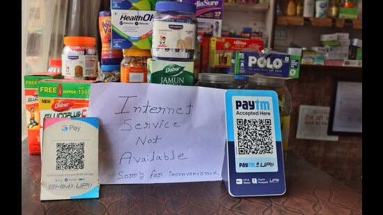 Shopkeepers had a hard time securing payments due to suspension of mobile net services in Ludhiana on Sunday. (Gurpreet Singh/HT)