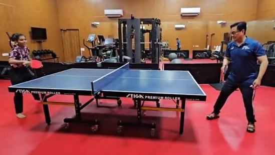Union law minister Kiren Rijiju playing table tennis with Sreeja Akula. (Twitter )