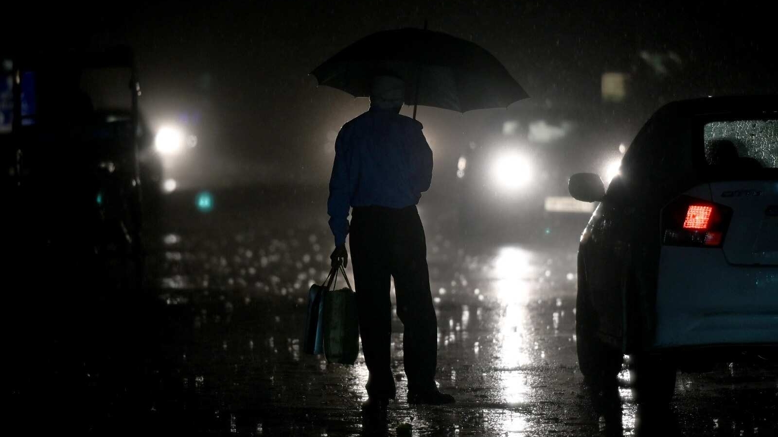 Parts of Delhi-NCR lashed with heavy rain, flights diverted | Latest ...