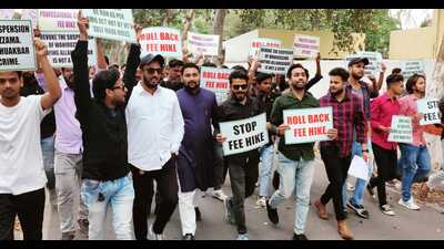 AMU students protesting on the campus on Monday. (HT Photo) AMU students protesting on the campus on Monday. (HT Photo)