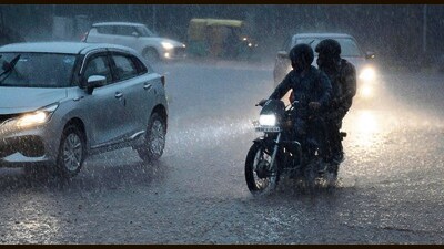 Commuters caught in the rain on Monday. (Sant Arora/HT) Commuters caught in the rain on Monday. (Sant Arora/HT)
