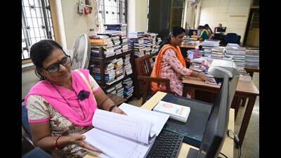 Employees at Jaykar library sport black ribbons as a sign of protest against government for old pension scheme at Savitribai Phule Pune University on Monday. (Kalpesh Nukte/HT PHOTO)