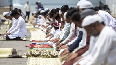 During Ramadan fasting, Muslims who observe the fast or roze, do not eat and drink from dawn to dusk and traditionally break their fast with a date.(Photo by NOAH SEELAM / AFP) (AFP) During Ramadan fasting, Muslims who observe the fast or roze, do not eat and drink from dawn to dusk and traditionally break their fast with a date.(Photo by NOAH SEELAM / AFP) (AFP)