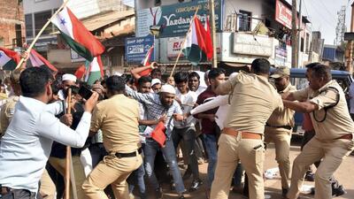 Police attempt to detain PFI and SDPI workers during a protest against NIA raids in Karnataka’s Hubballi on September 22. (PTI) Police attempt to detain PFI and SDPI workers during a protest against NIA raids in Karnataka’s Hubballi on September 22. (PTI)