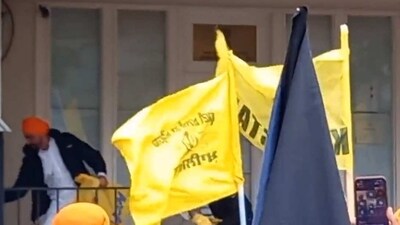 Khalistan supporters vandalising Indian consulate building in San Francisco (Screengrab of video from Twitter) Khalistan supporters vandalising Indian consulate building in San Francisco (Screengrab of video from Twitter)