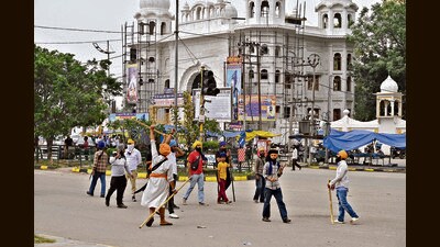 Sikh protesters wielding arms at Sohana Chowk, where they also pitched a tent in the middle of the intersection on the third day of the blockade. (Ravi Kumar/HT) Sikh protesters wielding arms at Sohana Chowk, where they also pitched a tent in the middle of the intersection on the third day of the blockade. (Ravi Kumar/HT)