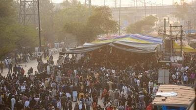 The estimates made by the Survey show that natural population growth in Delhi stayed relatively stable for a long time before the pandemic, in the 200000-250000 per year mark. (HT PHOTO) The estimates made by the Survey show that natural population growth in Delhi stayed relatively stable for a long time before the pandemic, in the 200000-250000 per year mark. (HT PHOTO)