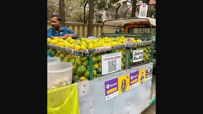 The image is of the Bengaluru juice seller who found a clever way to promote his YouTube channel. (Twitter/@Keshav_Lohiaa)