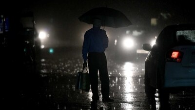 Delhi-NCR soaked in rain, accompanied by strong winds on Monday evening. (Sunil Ghosh / Hindustan Times)