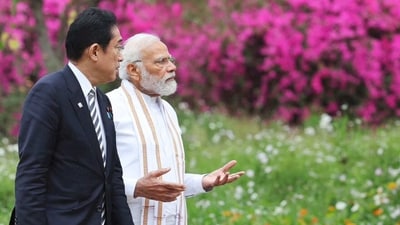PM Modi and his Japanese&nbsp;counterpart Fumio Kishida take a stroll at&nbsp;Buddha Jayanti Park in Delhi. (HT photo) 
