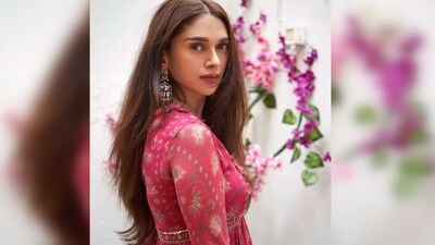 Aditi Rao Hydari teamed her look with statement silver jhumkas from Joolry and footwear by Aprajita Toor. (Instagram/@aditiraohydari) Aditi Rao Hydari teamed her look with statement silver jhumkas from Joolry and footwear by Aprajita Toor. (Instagram/@aditiraohydari)
