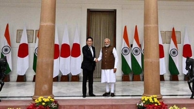 Japan PM shaking hands with Prime Minister Narendra Modi.&nbsp; (RajkRaj/ Hindustan Times)