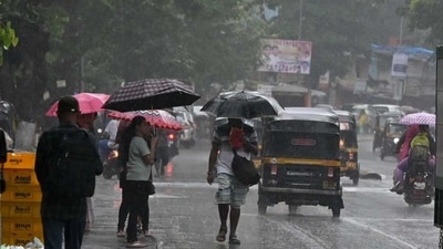 Mumbai rains: People using a umbrella for unexpected rain spells at Andheri, Mumbai. (Photo by Vijay Bate/HT) Mumbai rains: People using a umbrella for unexpected rain spells at Andheri, Mumbai. (Photo by Vijay Bate/HT)