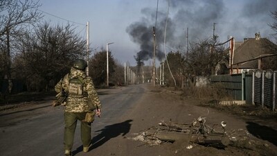 A Ukrainian serviceman is seen in the town of Chasiv Yar as smoke rises from the direction of Bakhmut on March 20. The head of Russia's Wagner mercenary group said that his forces control more than half of Bakhmut. Meanwhile, Ukraine said that Russian cruise missiles were destroyed in a blast on the Crimean peninsula that was annexed by Moscow in 2014, but denied responsibility for the "mysterious" incident. (Aris Messinis / AFP) A Ukrainian serviceman is seen in the town of Chasiv Yar as smoke rises from the direction of Bakhmut on March 20. The head of Russia's Wagner mercenary group said that his forces control more than half of Bakhmut. Meanwhile, Ukraine said that Russian cruise missiles were destroyed in a blast on the Crimean peninsula that was annexed by Moscow in 2014, but denied responsibility for the "mysterious" incident. (Aris Messinis / AFP)