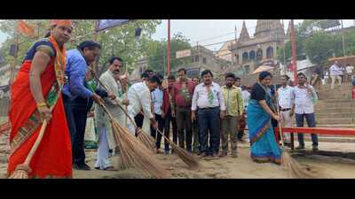 BJP leaders and workers launch a cleanliness drive at Assi Ghat in Varanasi (HT Photo)