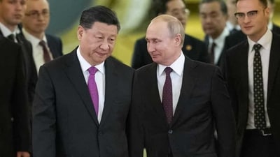 Chinese President Xi Jinping, left, and Russian President Vladimir Putin enter a hall for talks in the Kremlin in Moscow, Russia, June 5, 2019. (AP) Chinese President Xi Jinping, left, and Russian President Vladimir Putin enter a hall for talks in the Kremlin in Moscow, Russia, June 5, 2019. (AP)