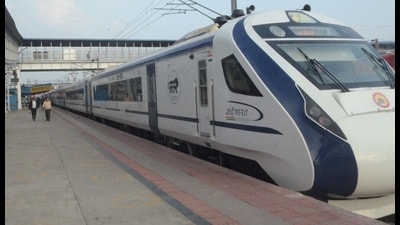 Delhi-Varanasi Vande Bharat 2.0 at Prayagraj junction station. (HT Photo)