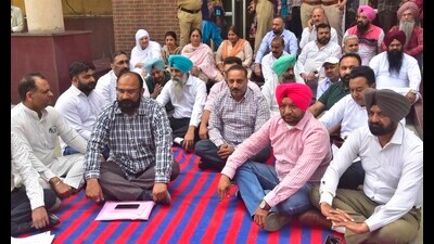 Former congress MLA Sanjay Talwar, councillors and office bearers of the party staged a protest outside the MC Zone-D office in Ludhiana on Tuesday. (Gurpreet Singh/HT photo) Former congress MLA Sanjay Talwar, councillors and office bearers of the party staged a protest outside the MC Zone-D office in Ludhiana on Tuesday. (Gurpreet Singh/HT photo)