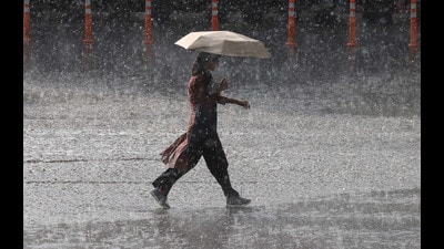 Intense shower catch Lucknow off guard as the city is lashed by 10 mm rain on Tuesday (Deepak Gupta/HT) Intense shower catch Lucknow off guard as the city is lashed by 10 mm rain on Tuesday (Deepak Gupta/HT)