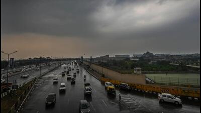 Mercury in the Capital had clocked 25.3°C on Saturday, when the unusually pleasant spell of cool winds and rain began. (Raj K Raj/ HT Photo) Mercury in the Capital had clocked 25.3°C on Saturday, when the unusually pleasant spell of cool winds and rain began. (Raj K Raj/ HT Photo)