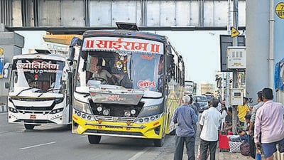 Mumbai, India - March 21, 2023: Commuters travels by private buses on the Western Express Highway, at Andheri (East), in Mumbai, India, on Tuesday, March 21, 2023. (Photo by Vijay Bate/HT Photo) (HT PHOTO)