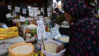 Pakistan Economic Crisis: A woman checks rice prices at a main wholesale market in Karachi. (AFP)