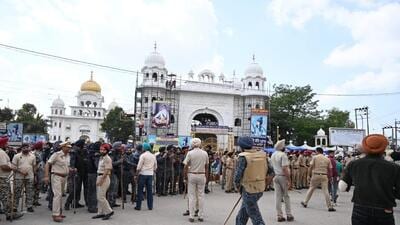 Punjab Police personnel at the traffic intersection in front of Gurdwara Singh Shaheedan, Sohana, in Mohali district on Tuesday. (Ravi Kumar/HT) Punjab Police personnel at the traffic intersection in front of Gurdwara Singh Shaheedan, Sohana, in Mohali district on Tuesday. (Ravi Kumar/HT)