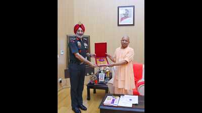 The DG of NCC also met chief minister Adityanath. (HT Photo)