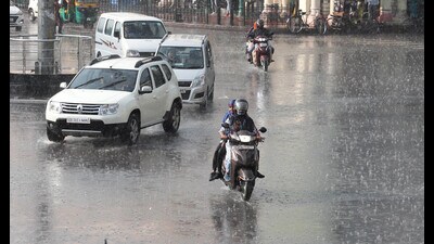 The sudden rain caught commuters off guard in Lucknow on Tuesday. (HT Photo) The sudden rain caught commuters off guard in Lucknow on Tuesday. (HT Photo)